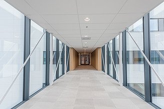 Foto van de buitenkant van een nieuw schoolgebouw aan de Rotterdamse Waalhaven.