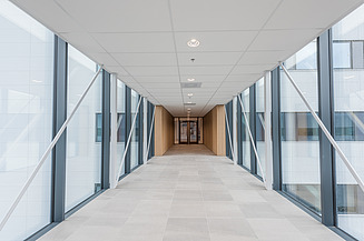 Photo of the exterior of a new school building at Waalhaven in Rotterdam.