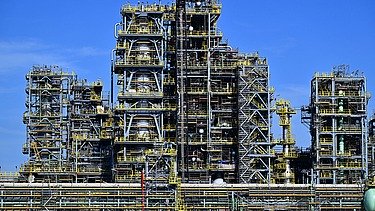 Foto van de raffinaderij Neste Oil voor de productie van biodiesel in Rotterdam
