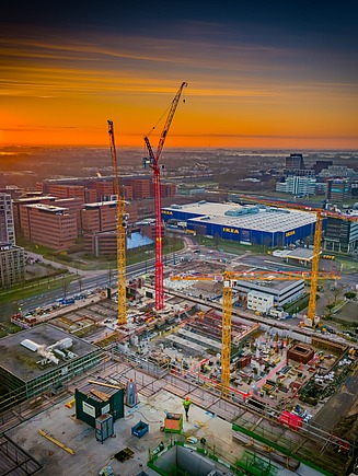 Foto van de werf van &Amsterdam bij zonsopgang