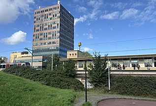 Een foto van de buitenkant van het kantorencomplex Vigilantis in Vlaardingen