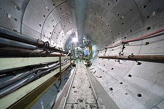 Een foto van de Noord-Zuidlijn (metrolijn 52) die Amsterdam-Noord verbindt met station Zuid