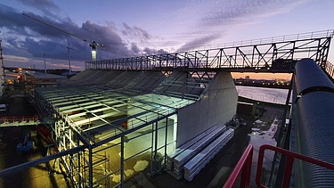 Een avondfoto van opslagloods EBS Rotterdam