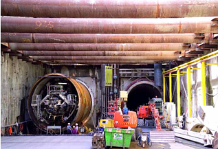 Een foto van de infrastructuur van de Statentunnel Randstadrail in Rotterdam