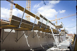 Photo of the construction site for the multi-storey car park on an artificial island in the IJ, with around 500 parking spaces