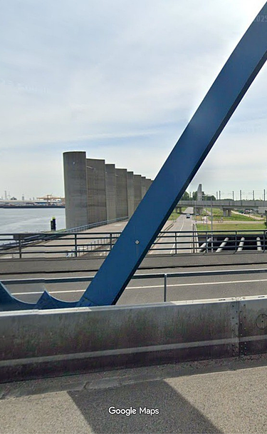Foto van het nieuwe windscherm met een totale lengte van 144 meter dat bestaat uit 27 halfronde betonnen schalen met een buitendiameter van 4 meter