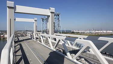 Een foto van de Botlekbrug in Rotterdam.