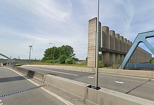 Foto van het nieuwe windscherm met een totale lengte van 144 meter dat bestaat uit 27 halfronde betonnen schalen met een buitendiameter van 4 meter