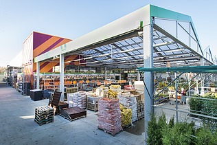 Een foto van de nieuwe bouwmarkt, tuinmarkt, drive-in en parkeerplaatsen voor Hornbach