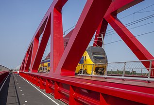 Een foto van de nieuwe spoorbrug, ook wel de Rode Brug of de Rode Loper genoemd, over de IJssel tussen Zwolle en Hattem