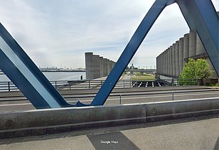 Foto van het nieuwe windscherm met een totale lengte van 144 meter dat bestaat uit 27 halfronde betonnen schalen met een buitendiameter van 4 meter
