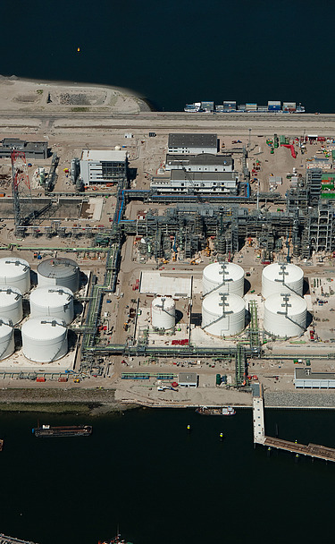 Luchtfoto van de raffinaderij Neste Oil voor de productie van biodiesel in Rotterdam