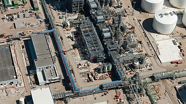 Luchtfoto van de raffinaderij Neste Oil voor de productie van biodiesel in Rotterdam