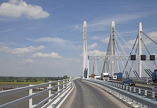 Een foto van de Brug over de Waal/Tacitusbrug, een stalen tuibrug van kokerliggers die de Waal bij Ewijk overspant.
