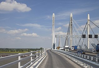Een foto van de Brug over de Waal/Tacitusbrug, een stalen tuibrug van kokerliggers die de Waal bij Ewijk overspant.