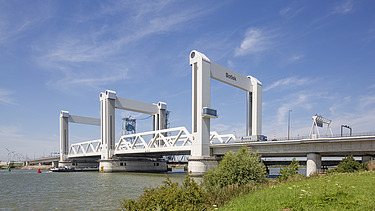 Een foto van de Botlekbrug in Rotterdam.