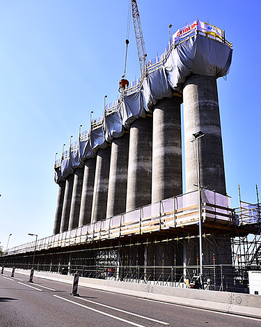 Foto van het nieuwe windscherm met een totale lengte van 144 meter dat bestaat uit 27 halfronde betonnen schalen met een buitendiameter van 4 meter