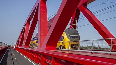 A photograph of the new railway bridge, also known as the Red Bridge or the Red Carpet, spanning the River IJssel between Zwolle and Hattem