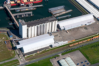 Een avondfoto van opslagloods EBS Rotterdam