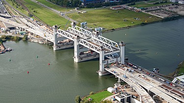 Een foto van de Botlekbrug in Rotterdam.