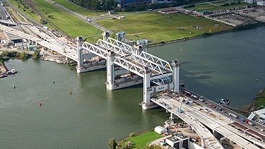 Een foto van de Botlekbrug in Rotterdam.